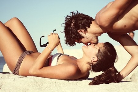 beach-couple-kiss-Favim_com-526646